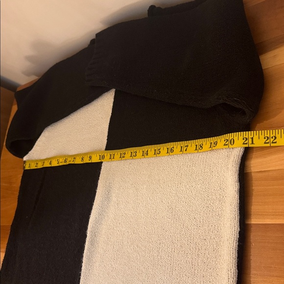 Women’s ColorBlock Black & White Sweater Size Large Super Soft & Lightweight - Picture 6 of 6